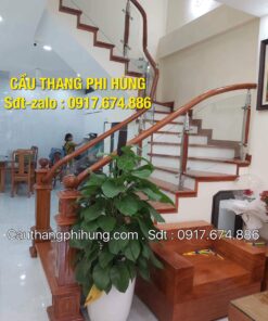 Báo giá cầu thang kính tay vịn gỗ, Mẫu cầu thang kính cường lực đẹp, Lan can kính cường lực đẹp ở Hà Nội. Thi công cầu thang lan can kính, gỗ, inox chuyên nghiệp, uy tín