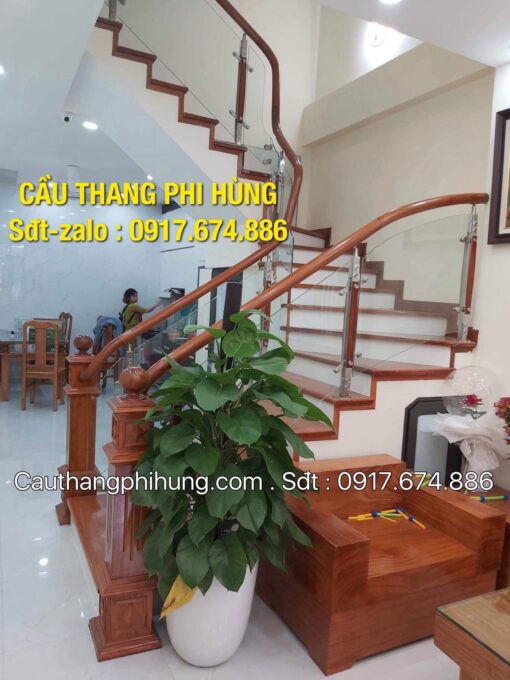 Báo giá cầu thang kính tay vịn gỗ, Mẫu cầu thang kính cường lực đẹp, Lan can kính cường lực đẹp ở Hà Nội. Thi công cầu thang lan can kính, gỗ, inox chuyên nghiệp, uy tín
