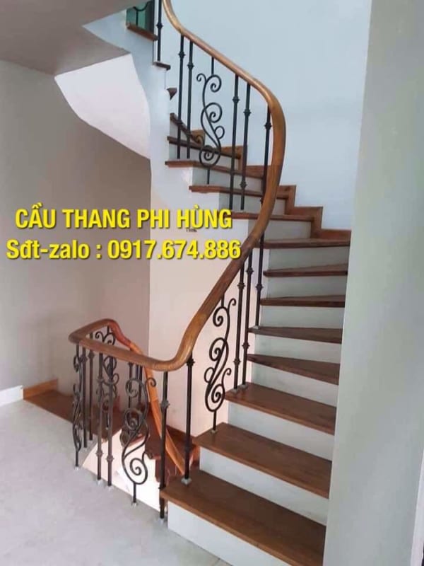 Cầu thang sắt đẹp, Cầu thang sắt tay vịn gỗ ở Hà Nội