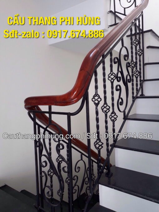 Báo giá cầu thang sắt nghệ thuật, Mẫu cầu thang sắt tay vịn gỗ đẹp