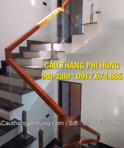 Cầu thang kính hiện đại, Cầu thang kính tay vịn gỗ tại Hà Nội