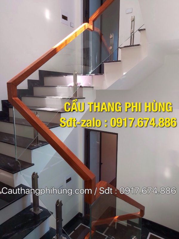 Cầu thang kính hiện đại, Cầu thang kính tay vịn gỗ tại Hà Nội