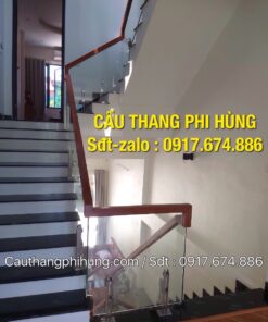 Mẫu cầu thang kính đẹp nhất năm 2020, Cầu thang kính chân trụ lửng