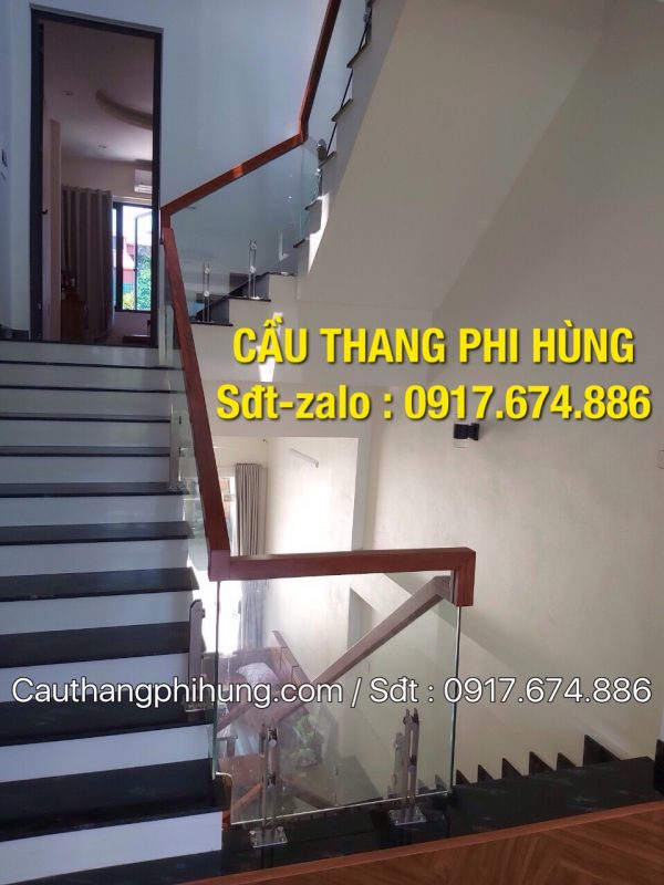 Mẫu cầu thang kính đẹp nhất năm 2020, Cầu thang kính chân trụ lửng