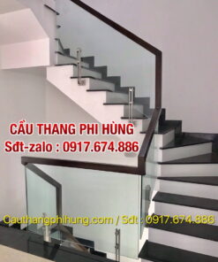 Báo giá lan can cầu thang kính tay vịn gỗ tại Hà Nội, Lan can cầu thang kính chân lửng, Lan can cầu thang kính chân cao đẹp hiện đại, giá tốt