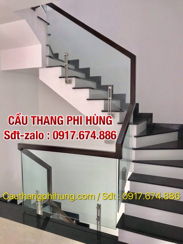 Báo giá lan can cầu thang kính tay vịn gỗ tại Hà Nội, Lan can cầu thang kính chân lửng, Lan can cầu thang kính chân cao đẹp hiện đại, giá tốt
