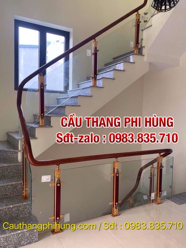 100 mẫu cầu thang kính đẹp tại Hà Nội, Cầu thang lan can kính tay vịn gỗ