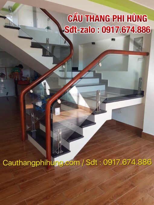 Báo giá lan can cầu thang kính cường lực tay vịn gỗ đẹp nhất tại Hà Nội