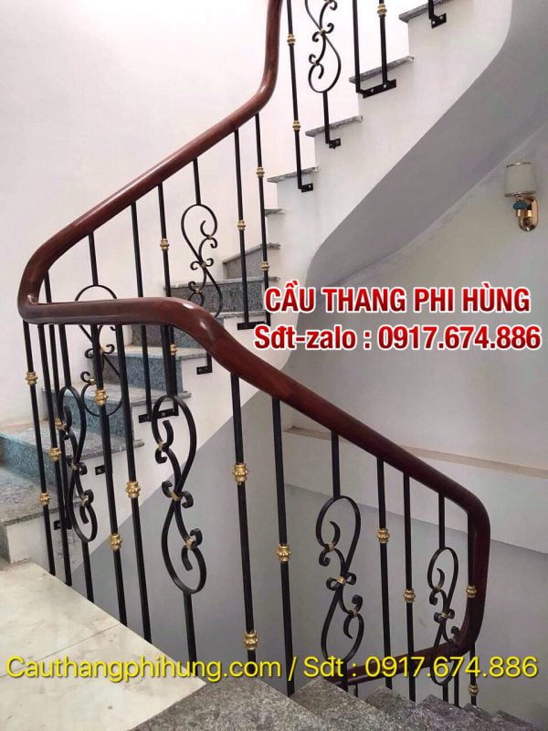 Lan can cầu thang sắt tay vịn gỗ, Lan can cầu thang sắt nghệ thuật đẹp nhất Hà Nội