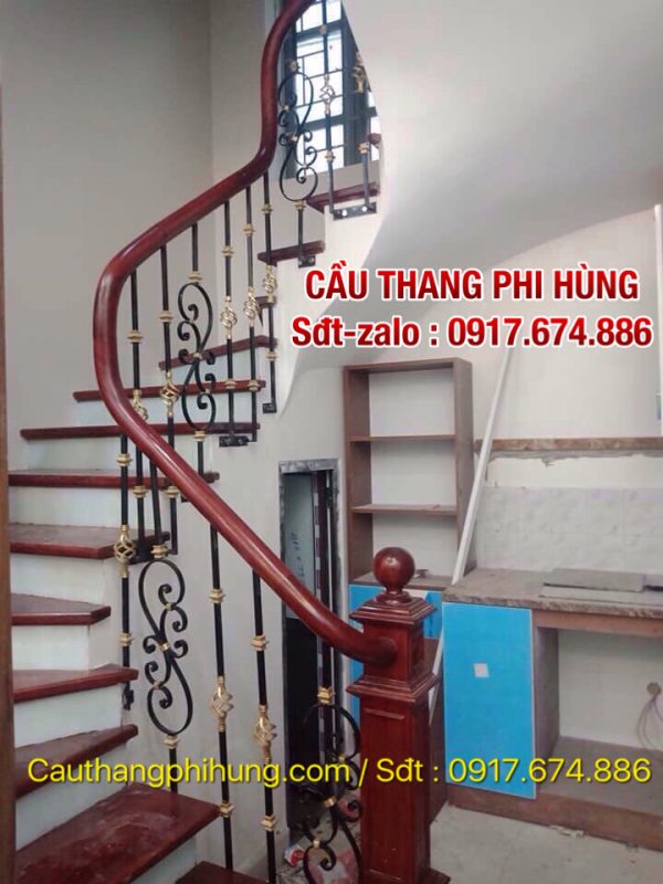 Cầu thang lan can sắt nghệ thuật, Cầu thang lan can sắt tay vịn gỗ tại Hà Nội