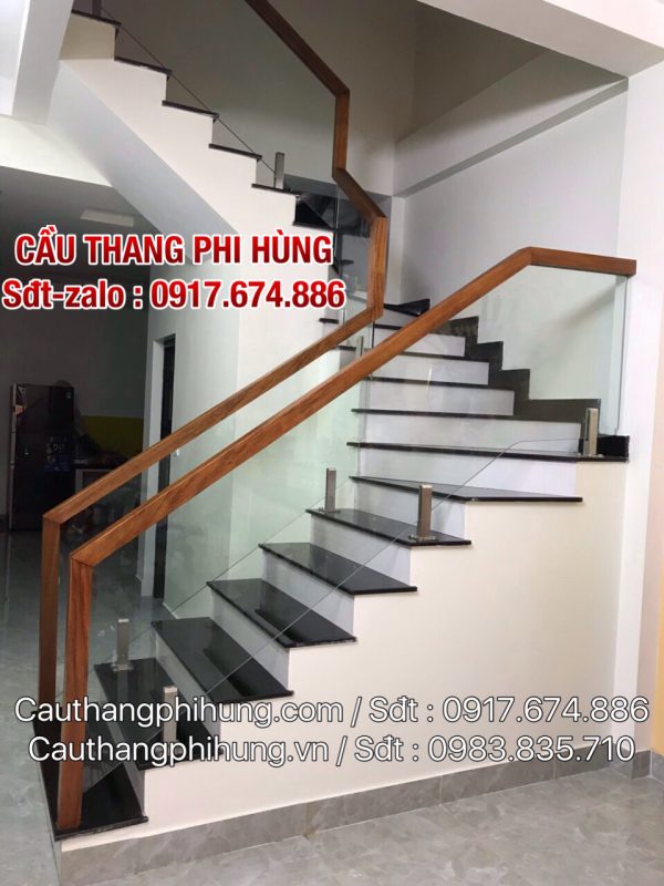 Xem ngay các mẫu lan can cầu thang kính tay vịn gỗ đẹp, Lan can cầu thang kính cường lực hiện đại