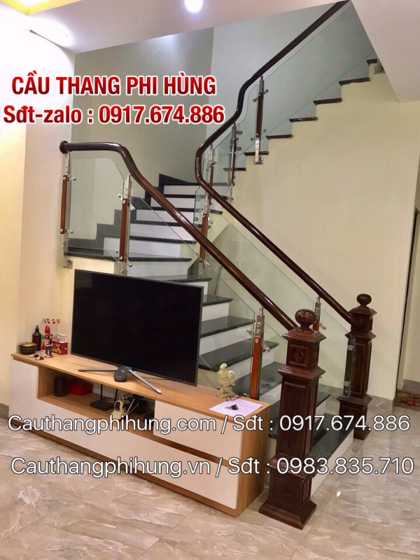 Các mẫu cầu thang lan can kính tay vịn gỗ ở Hà Nội, Báo giá cầu thang kính đẹp tại Hà Nội