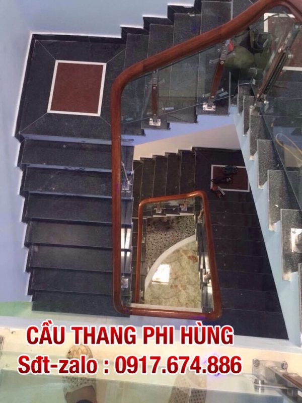 Chiêm ngưỡng mẫu cầu thang lan can kính tay vịn gỗ mới nhất, Lan can cầu thang kính cường lực đẹp hiện đại