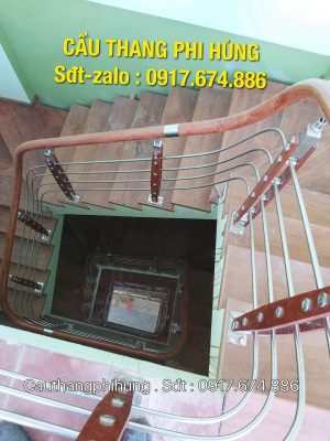 Mẫu cầu thang inox tay vịn nhựa giá hợp lý