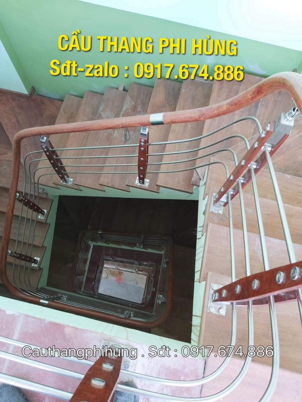 Mẫu cầu thang inox tay vịn nhựa giá hợp lý