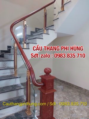 Lan can cầu thang gỗ kính đẹp tại Bắc Giang
