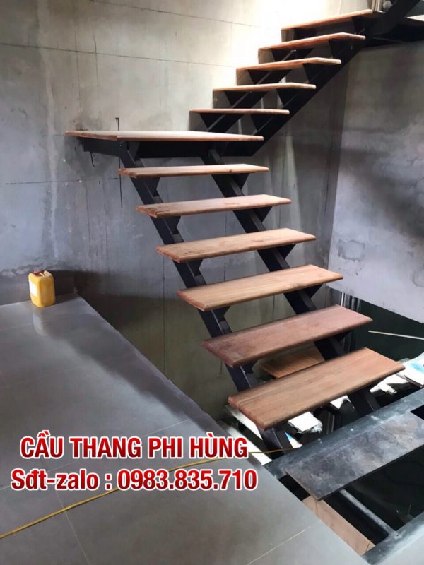 CẦU THANG XƯƠNG SẮT HIỆN ĐẠI ĐẸP