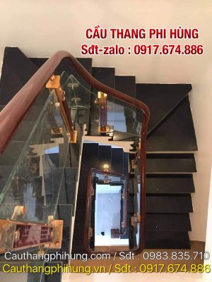 CẦU THANG LAN CAN KÍNH ĐẸP TAY VỊN GỖ