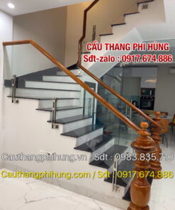 Cầu thang kính đẹp tay vịn gỗ . Lan can cầu thang kính cường lực tại Hà Nội