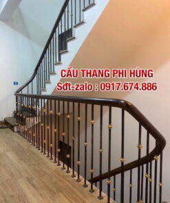 Cầu thang sắt tay vịn gỗ đẹp , Cầu thang sắt mỹ thuật tại Hà Nội