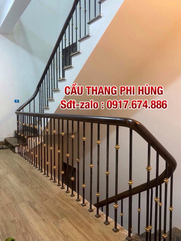 Cầu thang sắt tay vịn gỗ đẹp , Cầu thang sắt mỹ thuật tại Hà Nội