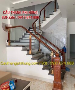 Cầu thang kính cường lực đẹp tay vịn gỗ tại Hà Nội