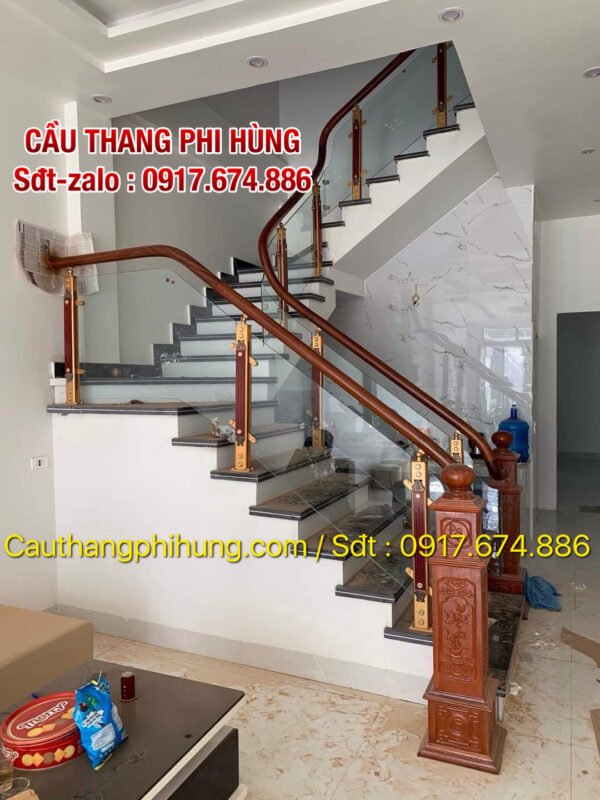 Cầu thang kính cường lực đẹp tay vịn gỗ tại Hà Nội