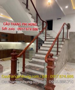 Cầu Thang Kính Tay Vịn Gỗ Đẹp Tại Hà Nội . Lan Can Cầu Thang Kính Cường Lực