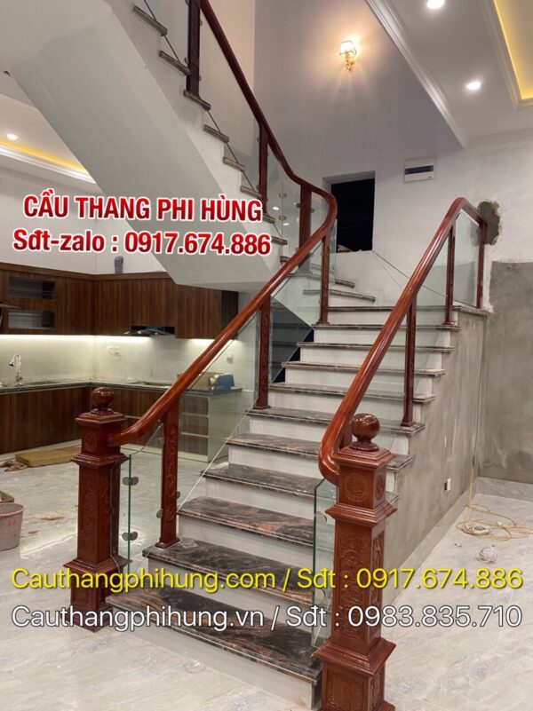 Cầu Thang Kính Tay Vịn Gỗ Đẹp Tại Hà Nội . Lan Can Cầu Thang Kính Cường Lực