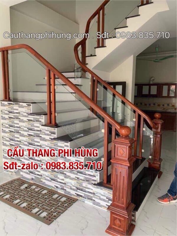 CẦU THANG KÍNH TAY VỊN GỖ TẠI PHỦ LÝ, HÀ NAM