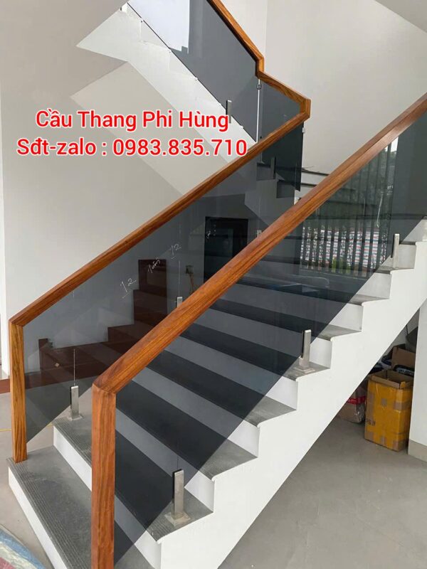 Cầu Thang Kính Đẹp Xám Khói . Cầu Thang Kính Tay Vịn Gỗ