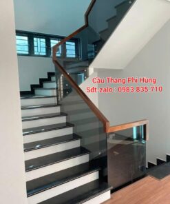 Cầu Thang Kính Xám Khói Tay Vịn Gỗ. Cầu Thang Kính Đẹp Tại Hà Nội