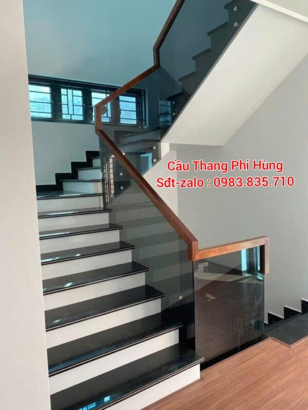 Cầu Thang Kính Xám Khói Tay Vịn Gỗ. Cầu Thang Kính Đẹp Tại Hà Nội